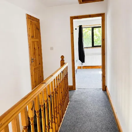 Getaway 3 Beds 4 Bathrooms בית נופש