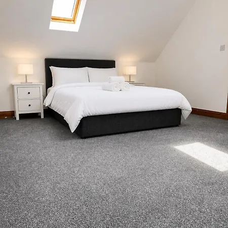 Getaway 3 Beds 4 Bathrooms בית נופש *